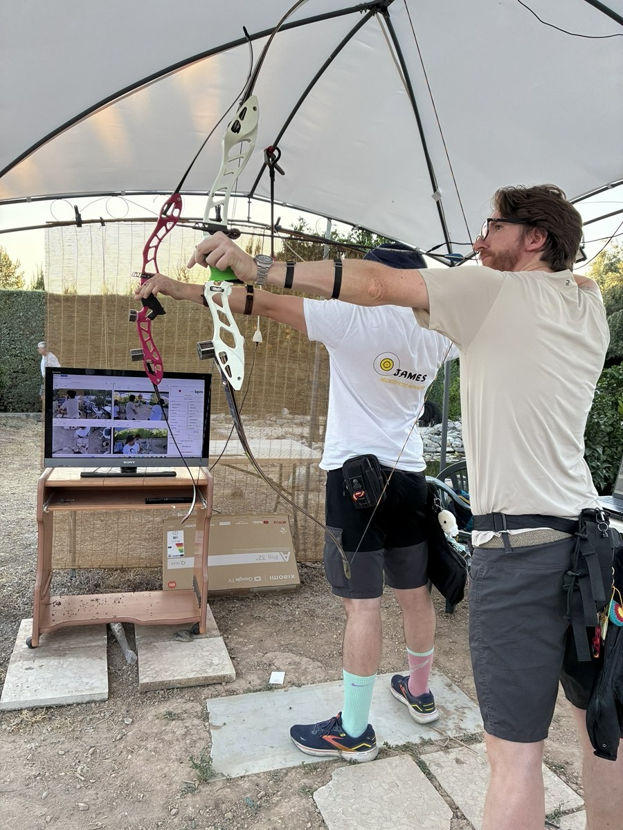 Sesión en Archery Zone: arqueros tirando junto a la pantalla con las cuatro vistas de las cámaras