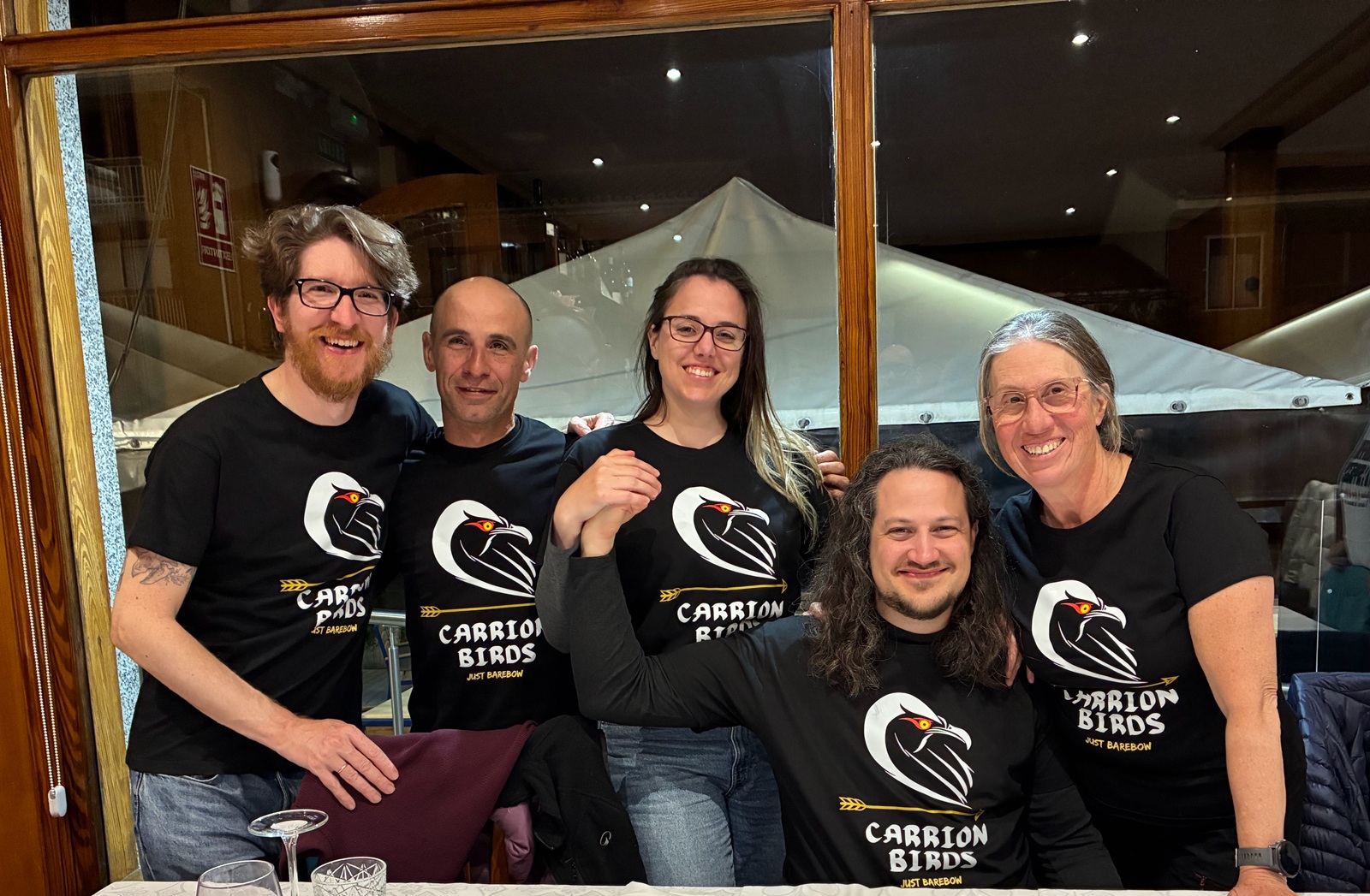 Arqueros y arqueras de Carrion Birds con la camiseta del club